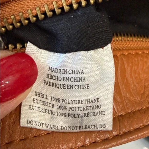 Elegant Black Vegan Leather tote strong magnetic closure - Picture 8 of 14